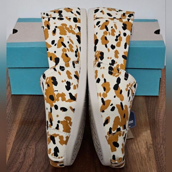 🐮Toms, Alpargata in abstract cown design. NWT-Size 8.5 - Picture 4 of 8